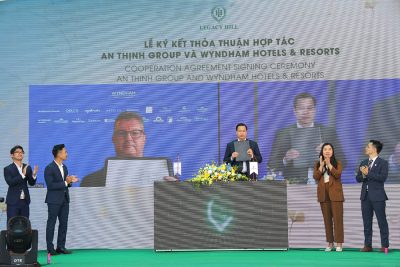 Đại diện Tập đoàn An Thịnh ký hợp tác trực tuyến cùng Wyndham Hotels & Resorts.